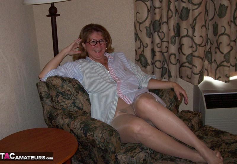 Thick mature woman Devlynn frees her trimmed snatch from pantyhose(1)