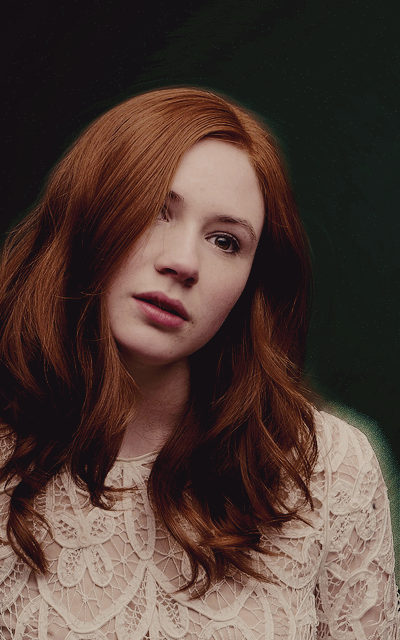 Karen Gillan - Page 2 UwArP9cp_o