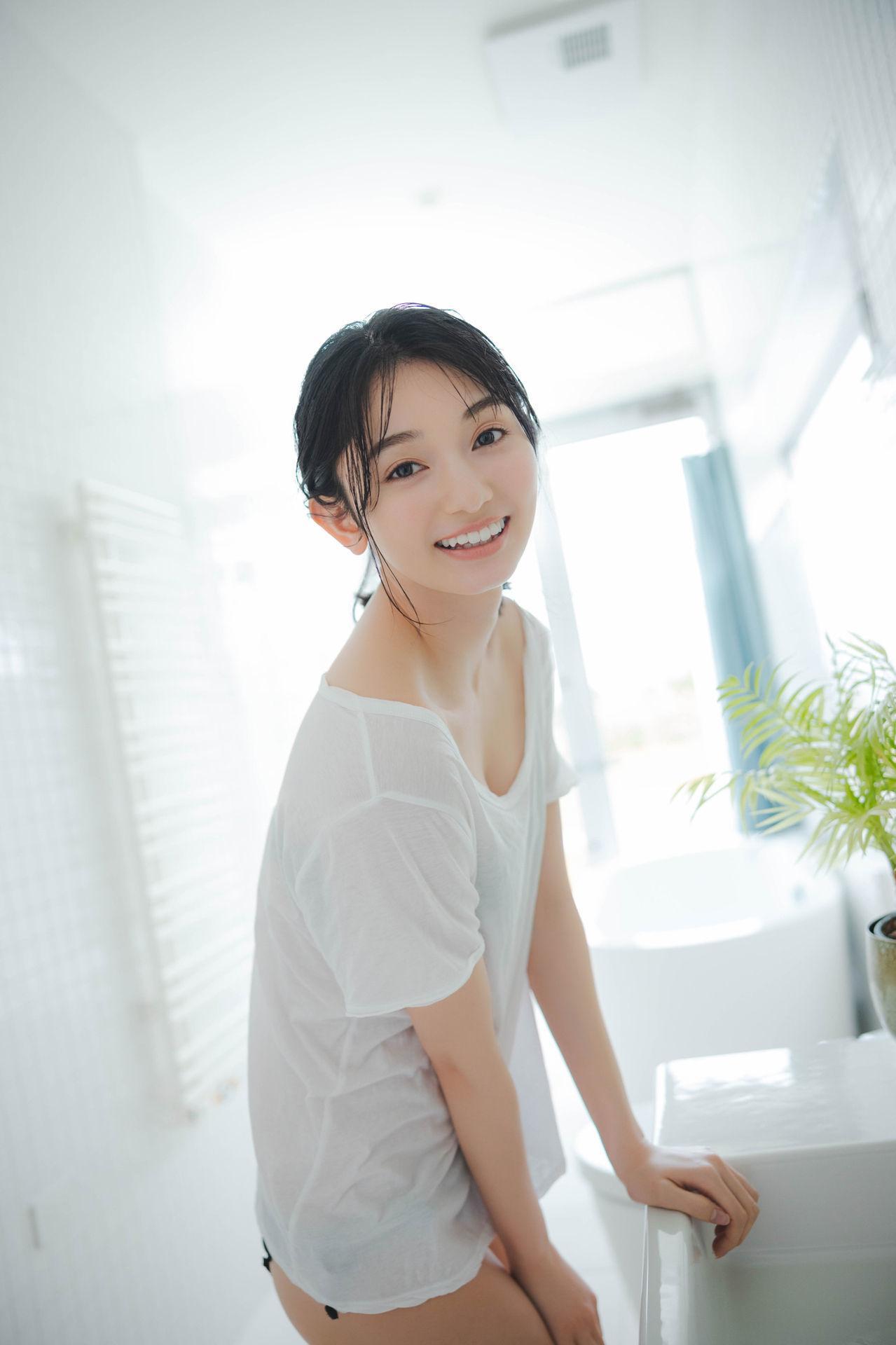 Fuuka Kumazawa 熊澤風花, ＦＲＩＤＡＹデジタル写真集 『二十歳になったから』 Set.02(1)