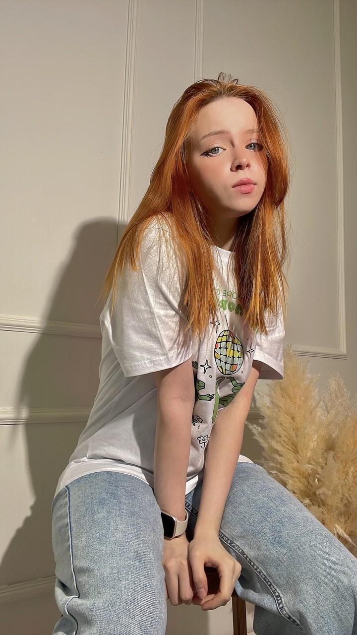 Redheaded OnlyFans teen Olash Peachy posing in her kinky compilation(5)