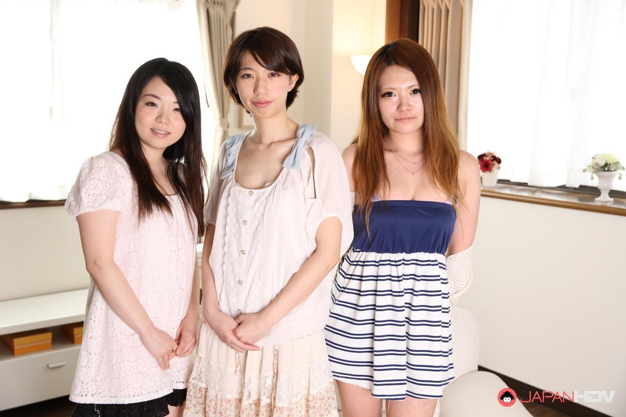 Three Japanese girls twerk after getting completely naked(3)