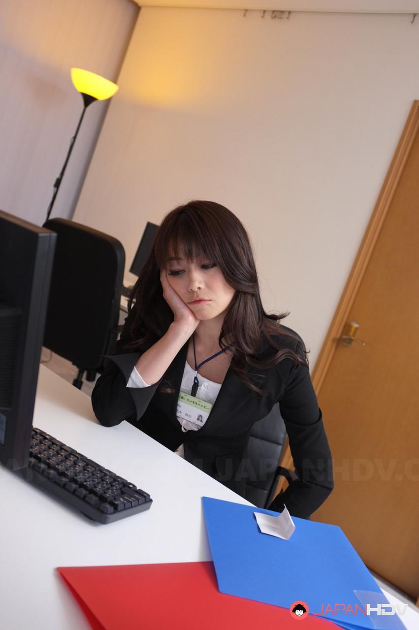 Japanese secretary Maki Hojo bangs her boss on top of a desk(1)