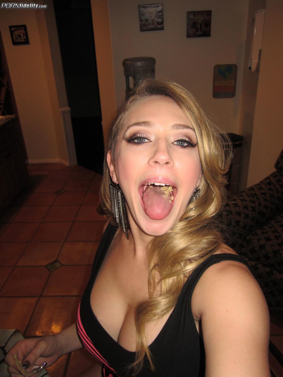 Blonde stunner Kagney Linn Karter strips black lace & parades her tits(6)