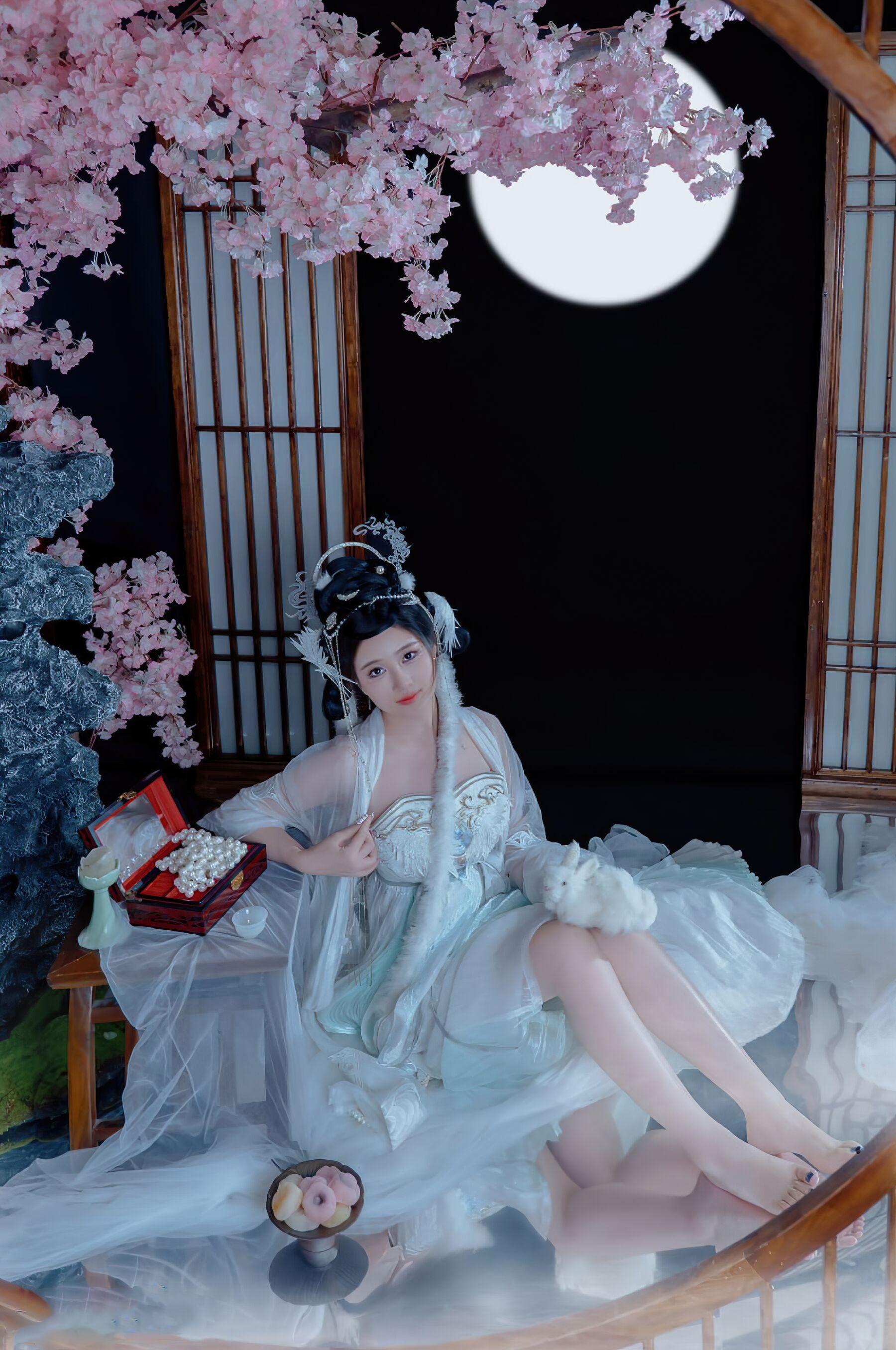 国模套图 年年《嫦娥仙子》(4)