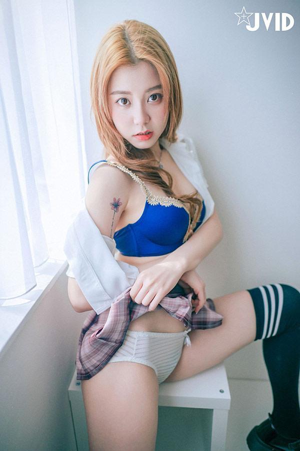 粉嫩小学妹卡洛琳制服教室黑森林写真(6)