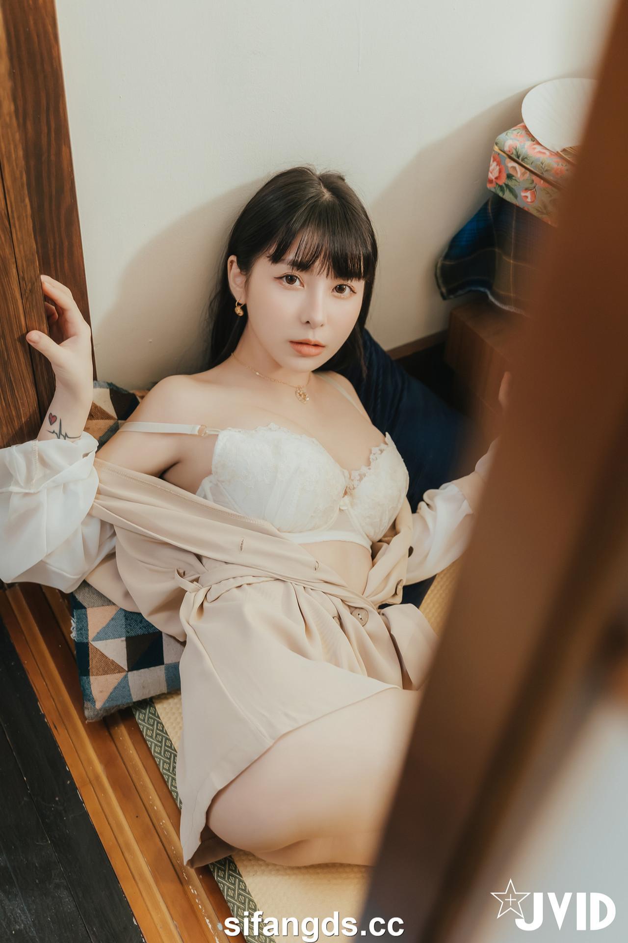 JVID 月台尼Tiny – 🔞女大生交友不慎被學長們酒後亂性😖原本要慶祝Tiny拿到獎學金💰現在身上都是獎學……精🥛🔞 Set.01(14)