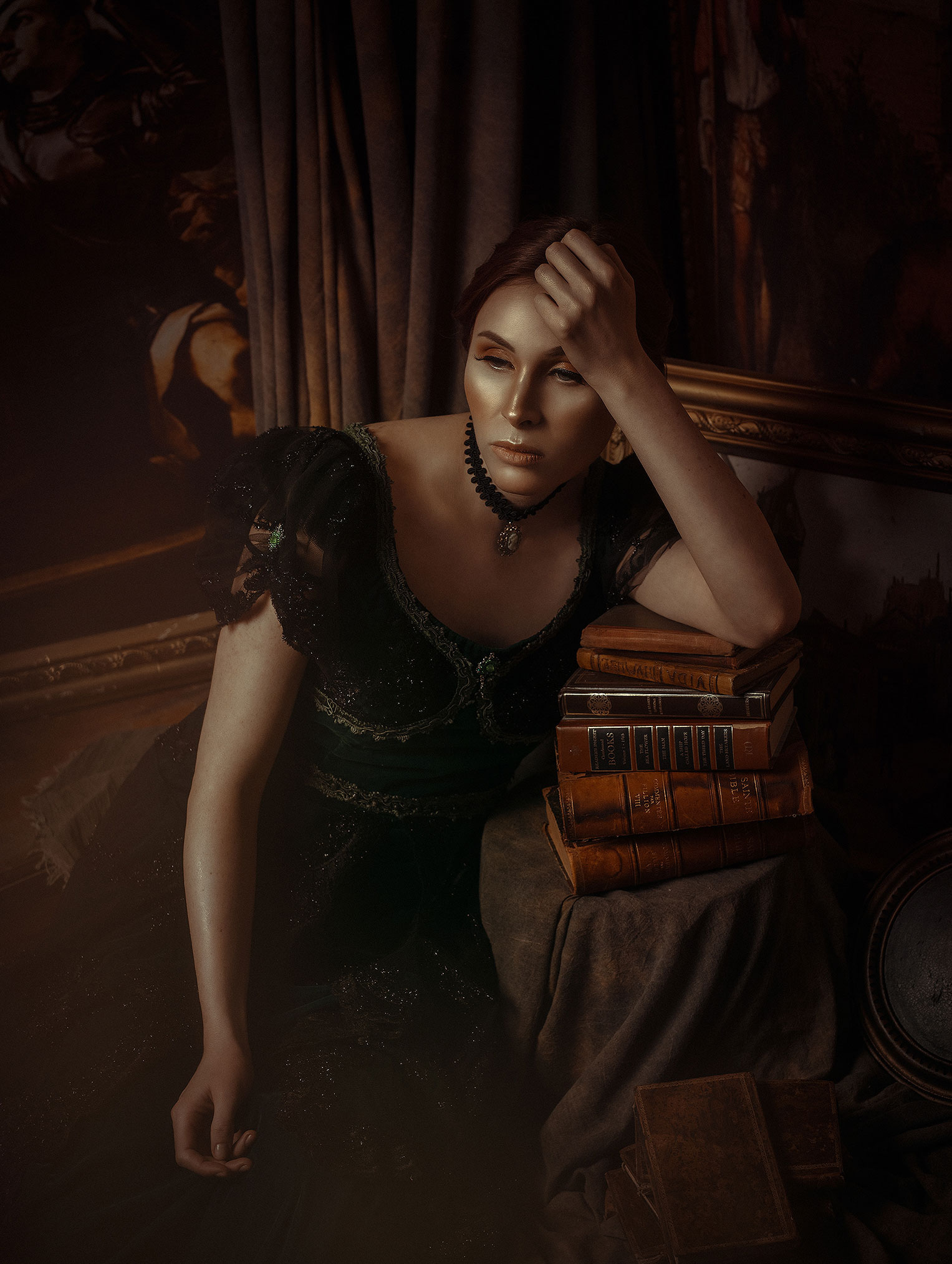 The Lady and the book / Renata Nieto by Rebeca Saray Ренато Нието в окружении книг и картин / фото 11