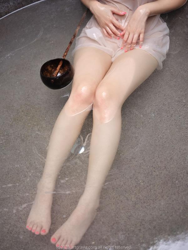 丰满美女姜仁卿白色吊裙户外温泉湿身写真(21)