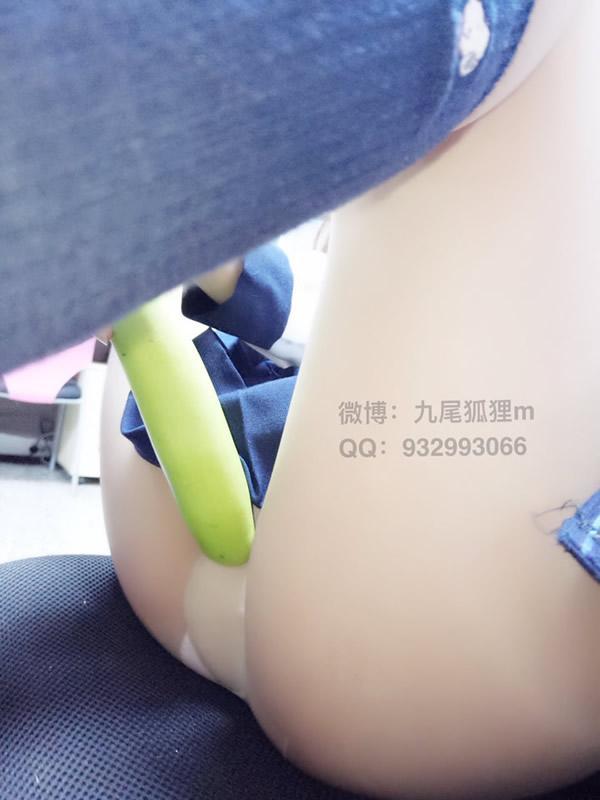 网红九尾狐狸mJK制服多媒体教室吃茄子露出套图(16)