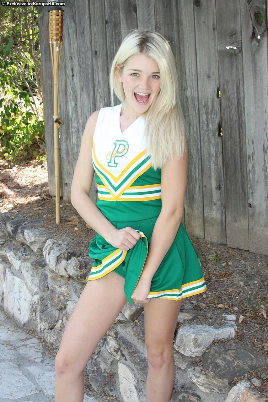 Amateur cheerleader Holly Van Hough spreads her tasty twat outdoors(4)