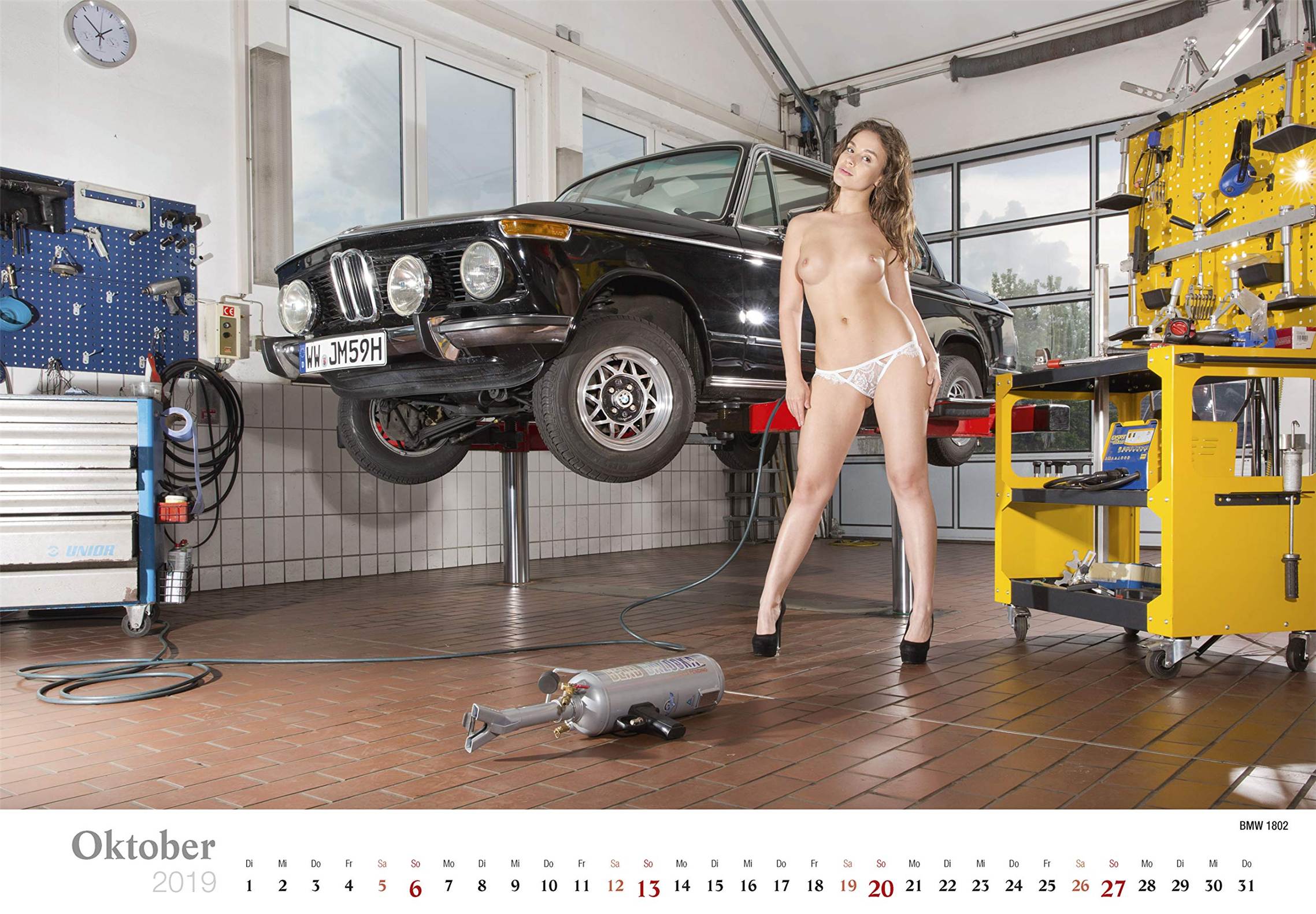 Сексуальные девушки ремонтируют автомобили / BMW 1802 / Schraubertraume / 2019 erotic calendar by Frank Lutzeback