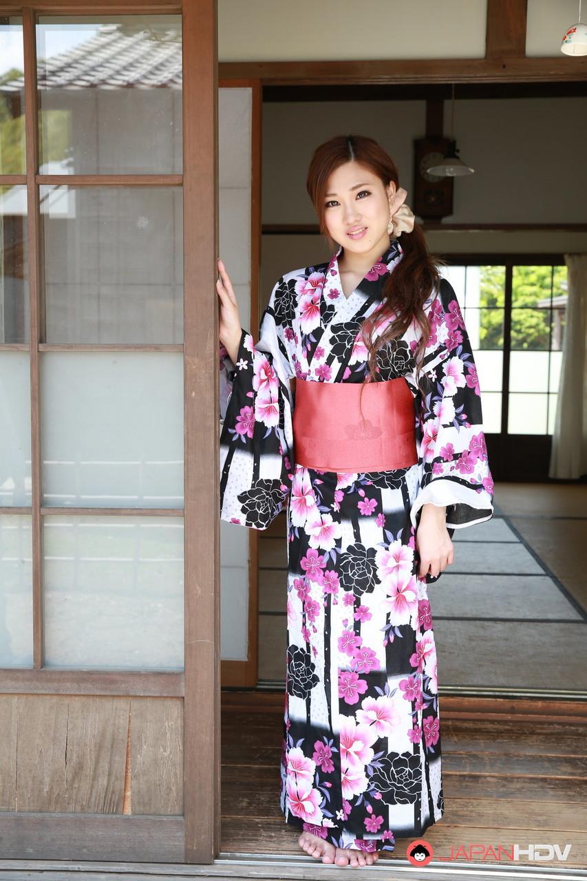 Japanese beauty Maki Horiguchi undoes her kimono to pose nude(1)