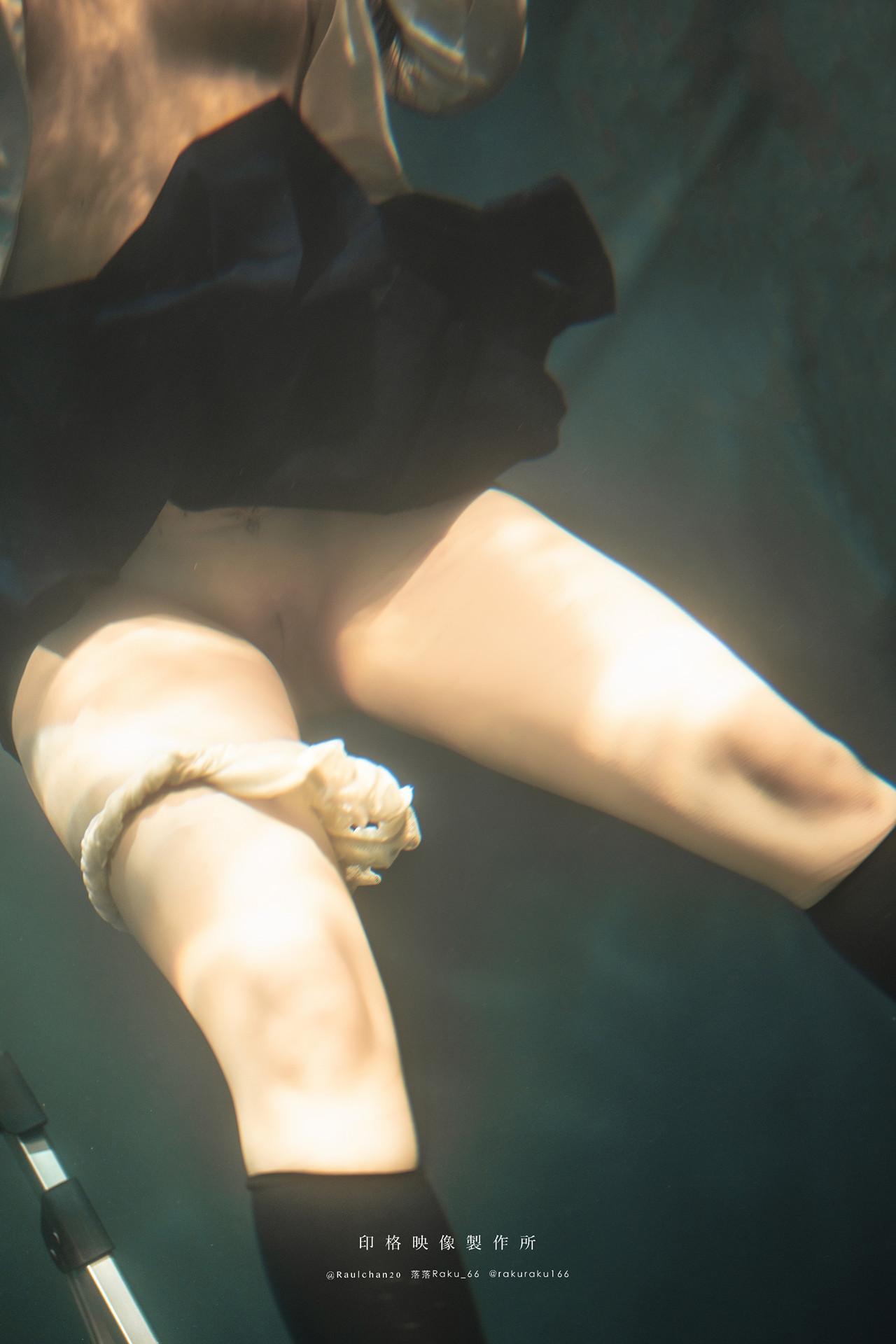 Cosplay 落落Raku – 水泳馆(21)