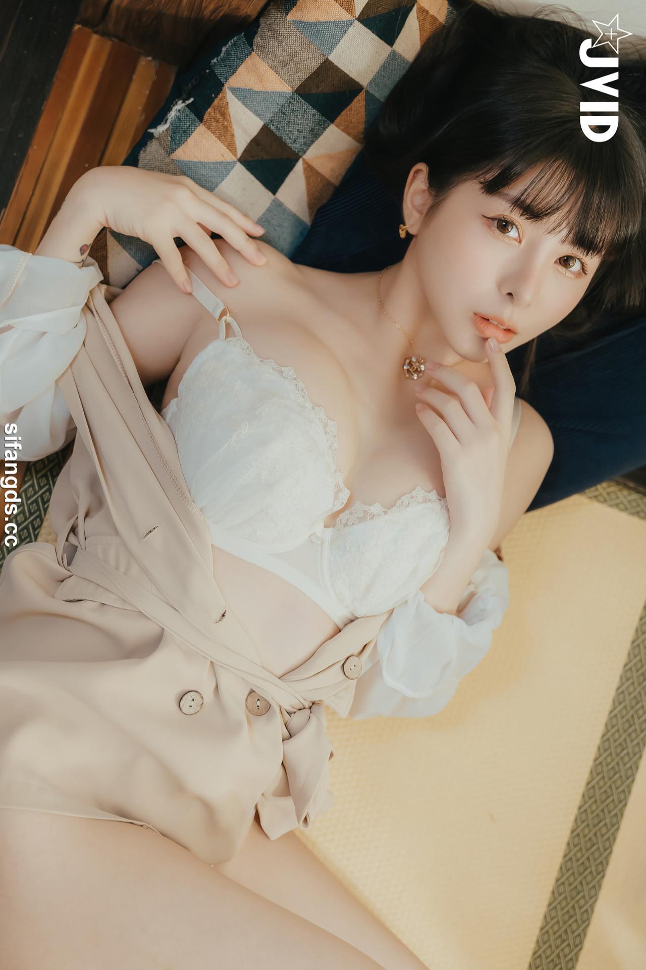JVID 月台尼Tiny – 🔞女大生交友不慎被學長們酒後亂性😖原本要慶祝Tiny拿到獎學金💰現在身上都是獎學……精🥛🔞 Set.01(16)