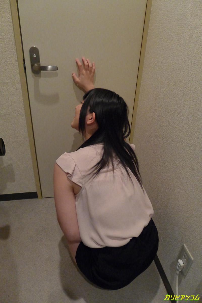 Japanese babe Ai Uehara reveals her hairy muff and pees in the shower(11)