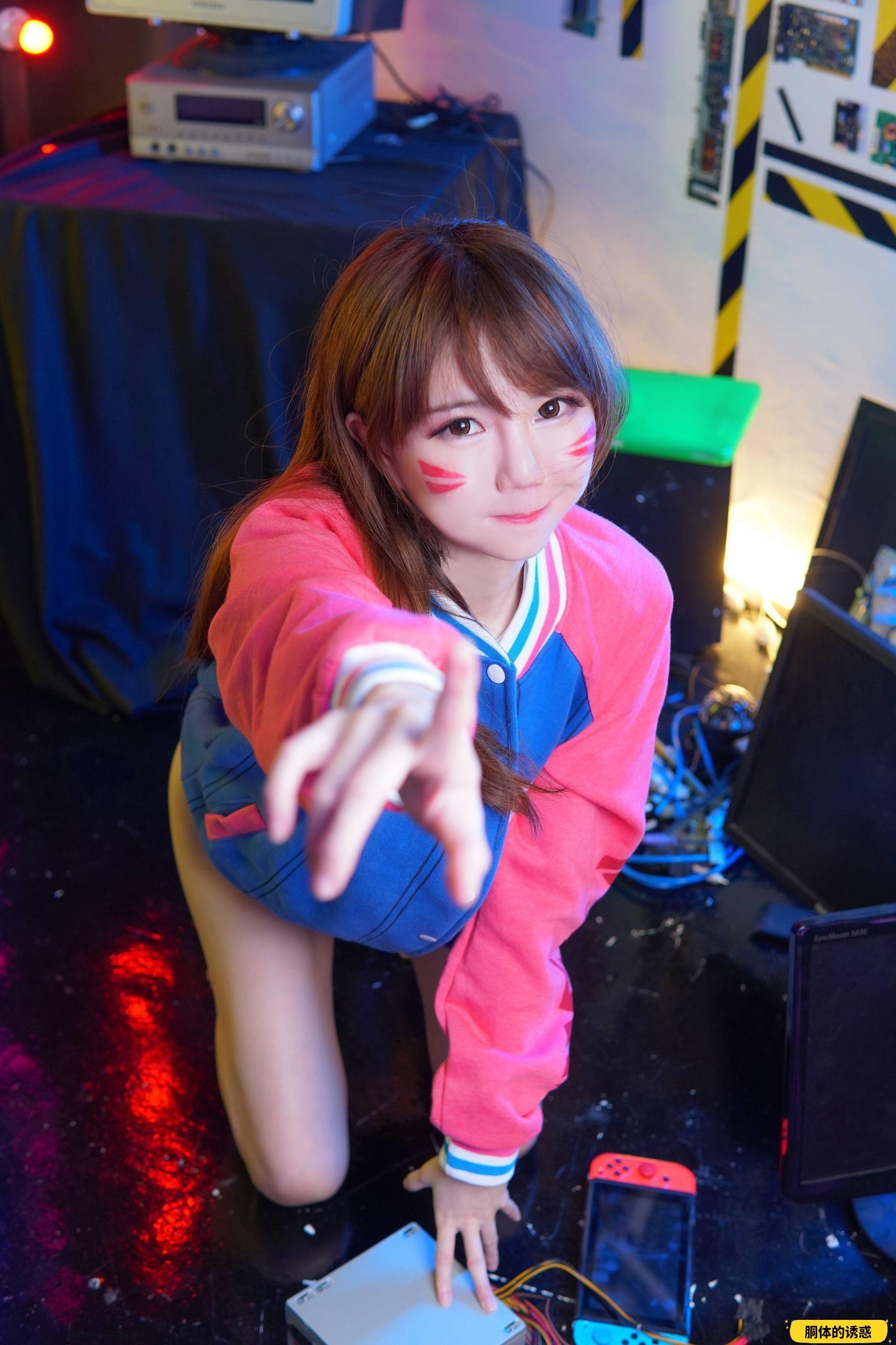 Sally Dorasnow - DVA Gamer Girl [10P-103MB]