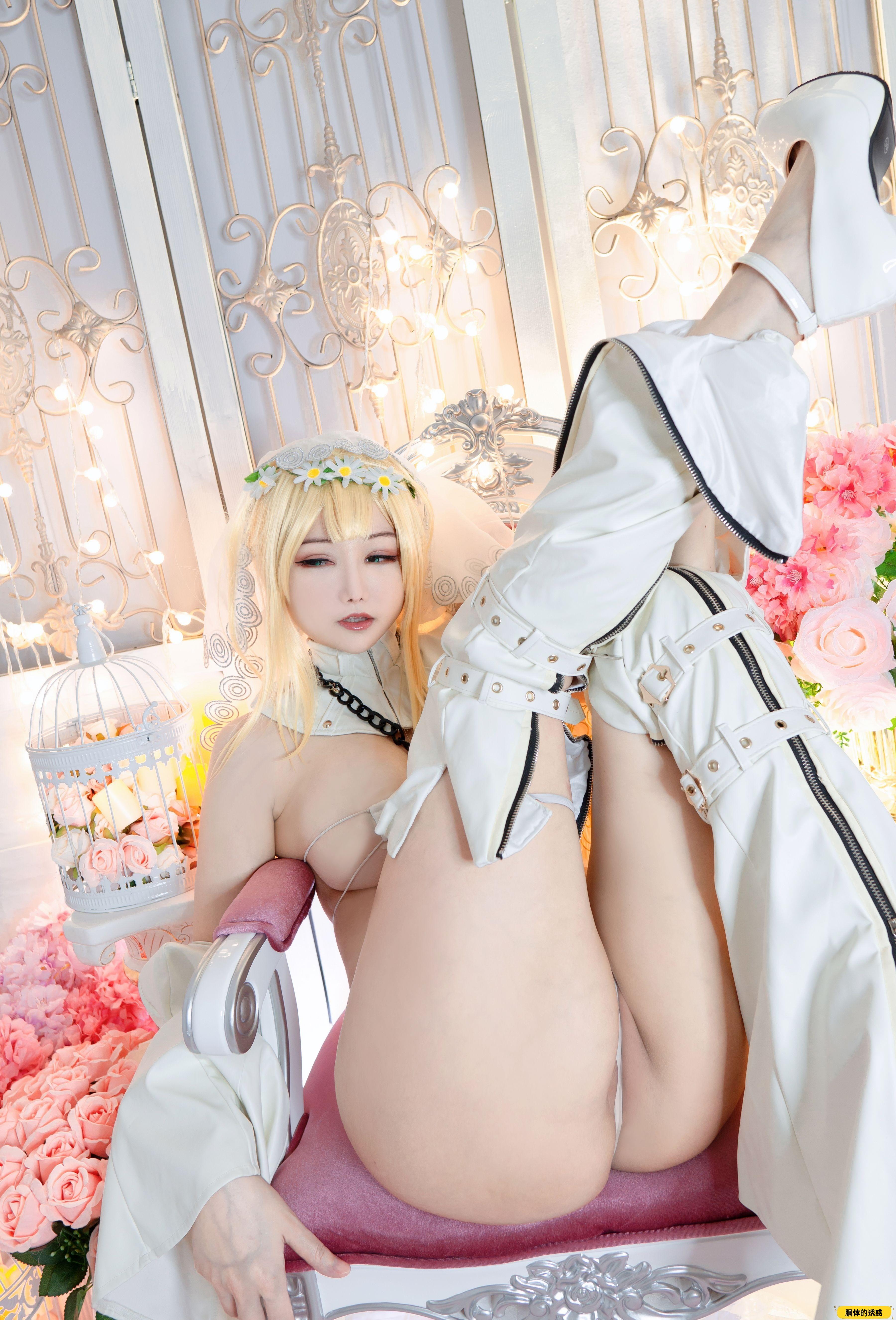 KitKat 9 - Nero Bride x Mini Bikini