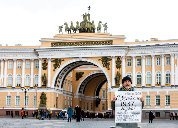 Николай Бояршинов возле арки Главного штаба