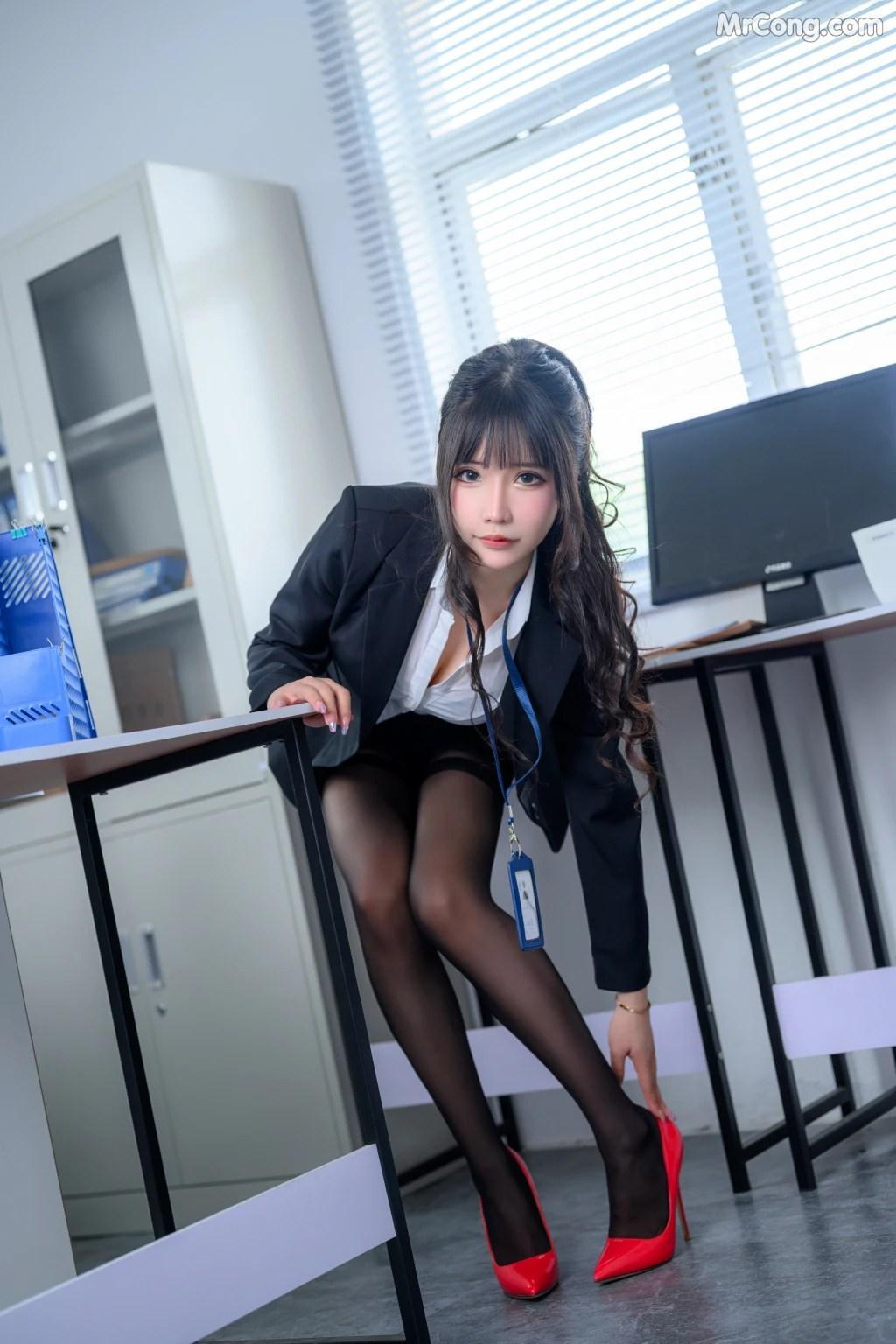 Coser@抱走莫子aa Vol.043: OL太太 (78 photos )(36)