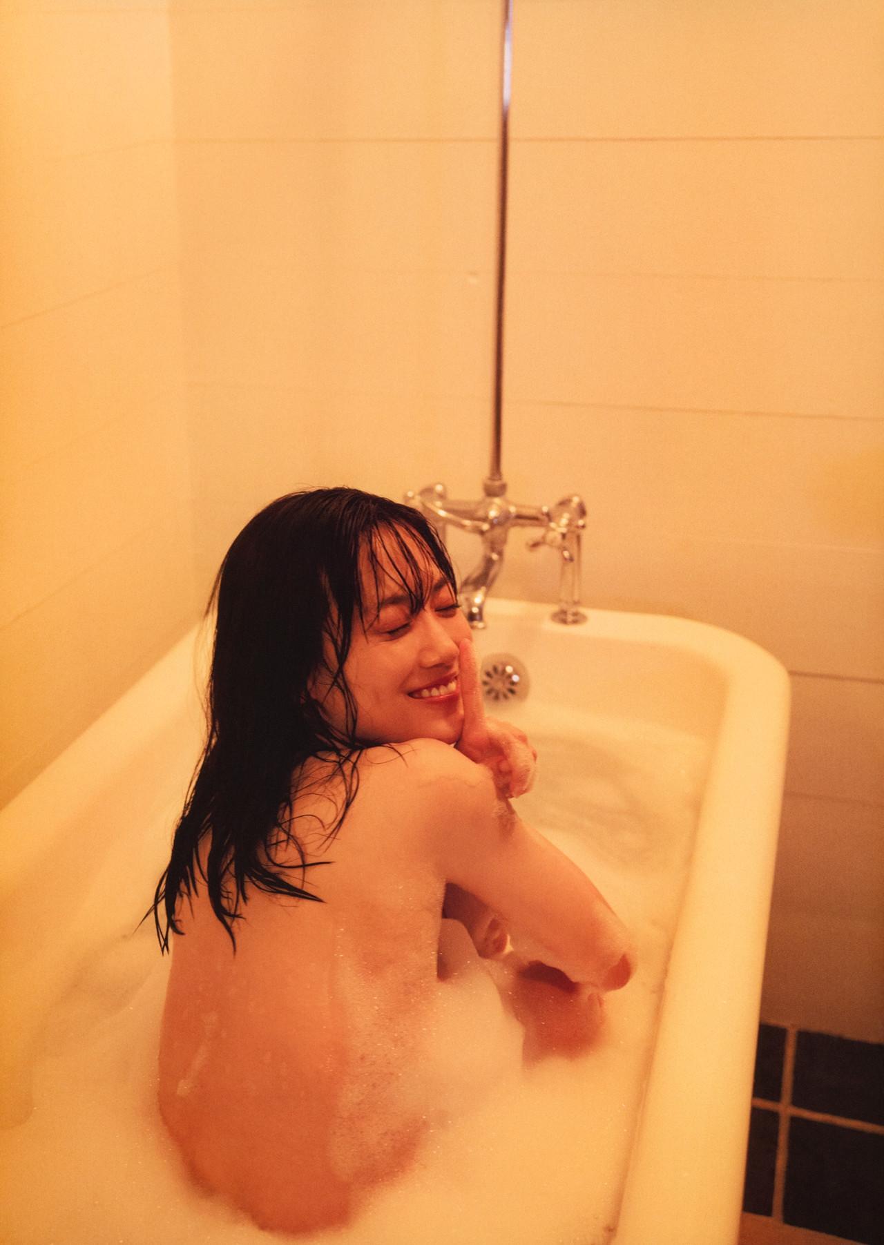 Mizuki Yamashita 山下美月, 2nd 写真集 「ヒロイン Heroine」 Set.01(37)