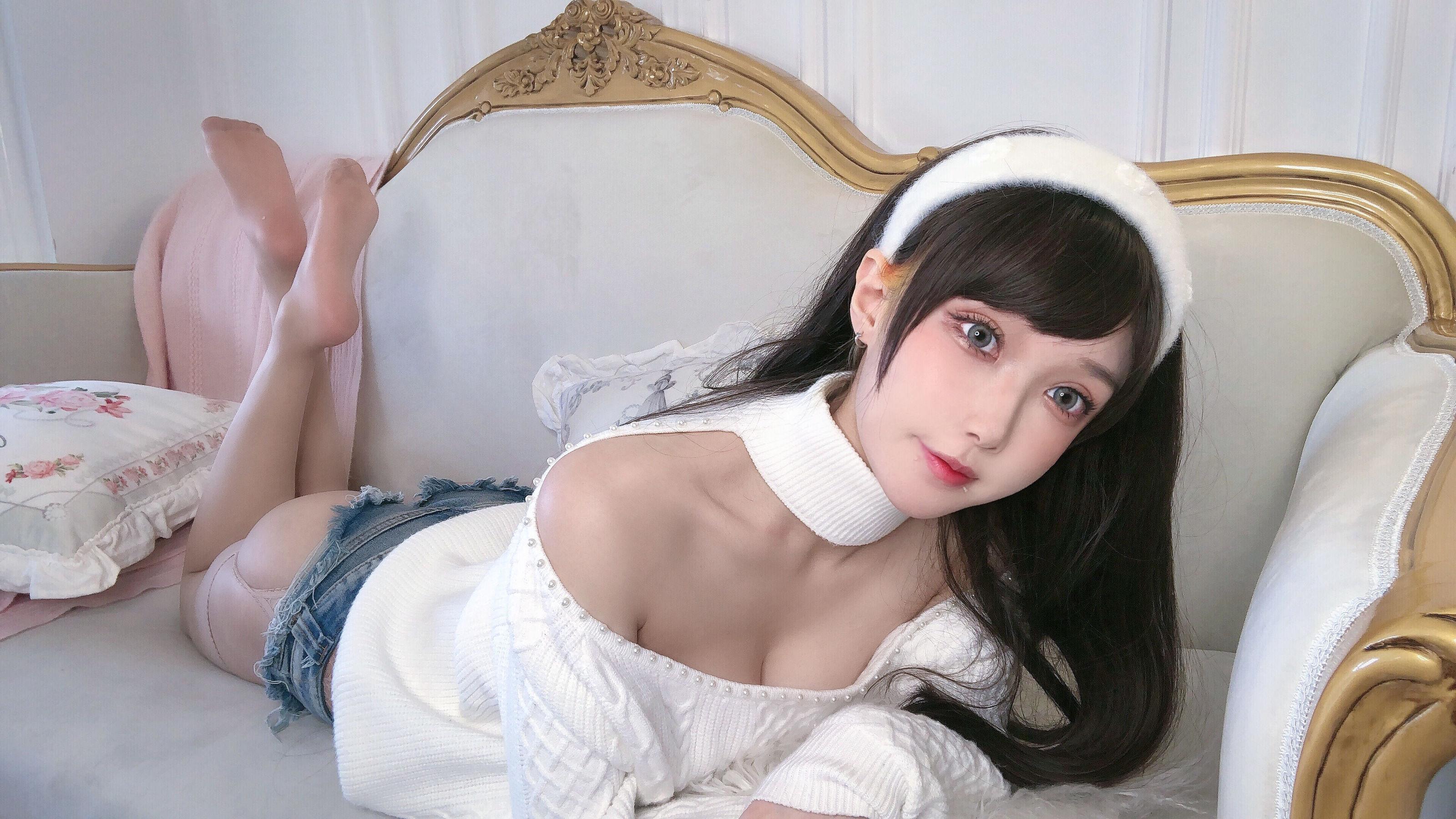 [网红COSER] 动漫博主阿包也是兔娘 – 纯欲女友(32)