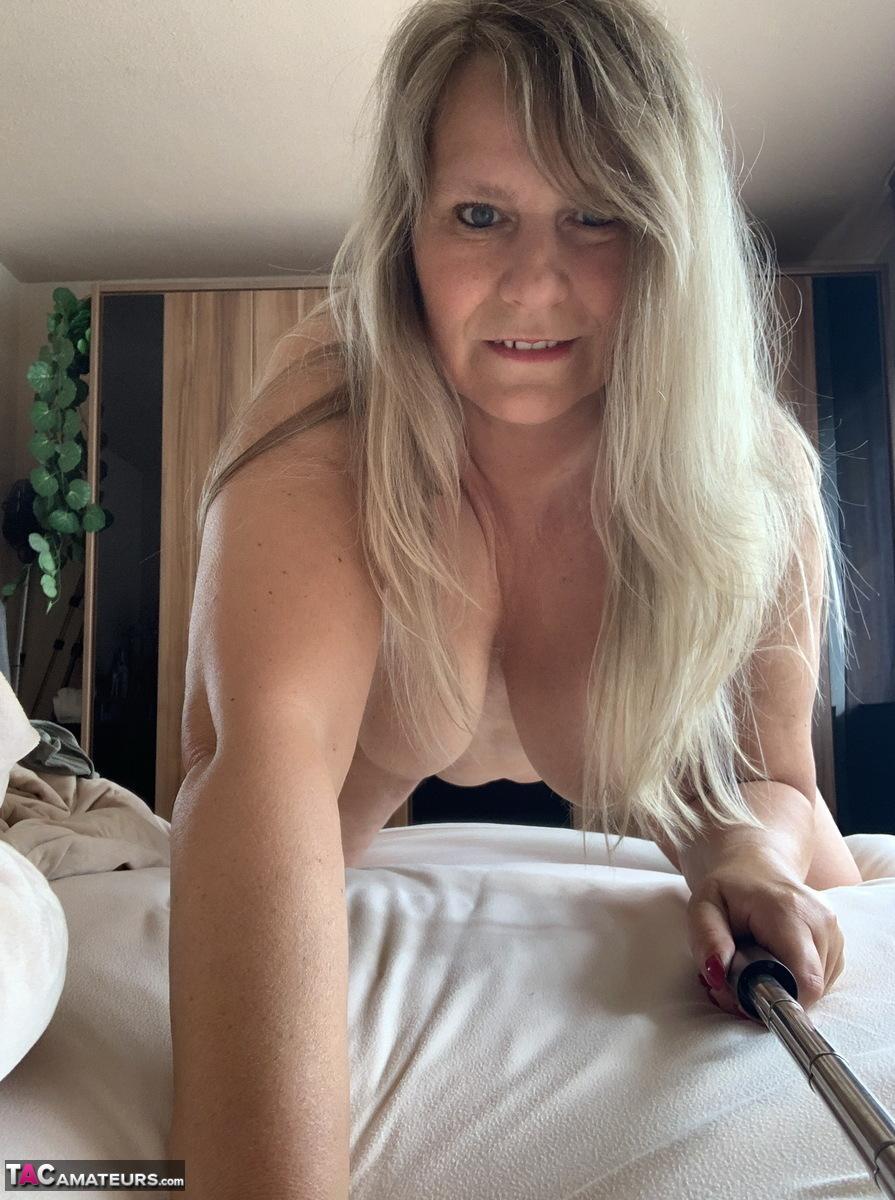 Overweight mature woman Sweet Susi takes nude selfies in her bedroom(14)