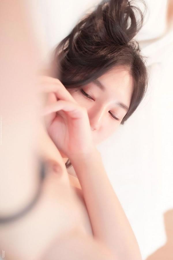 长发女生居家白丝写真媚眼如丝(22)