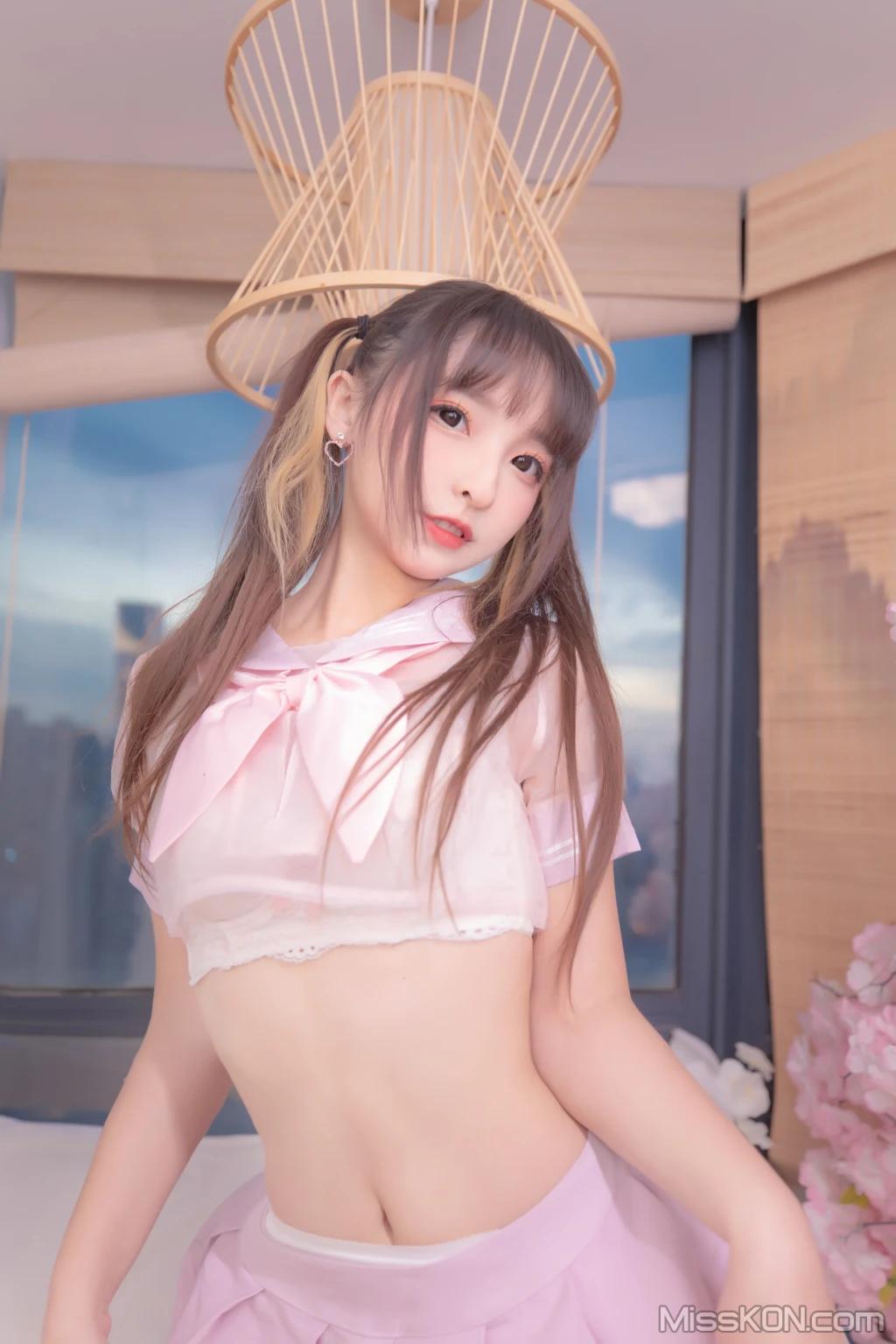 Coser@神楽坂真冬 Vol.079: 绝对企画-透明黑白水手服《特別なことに》 (150 photos )(37)