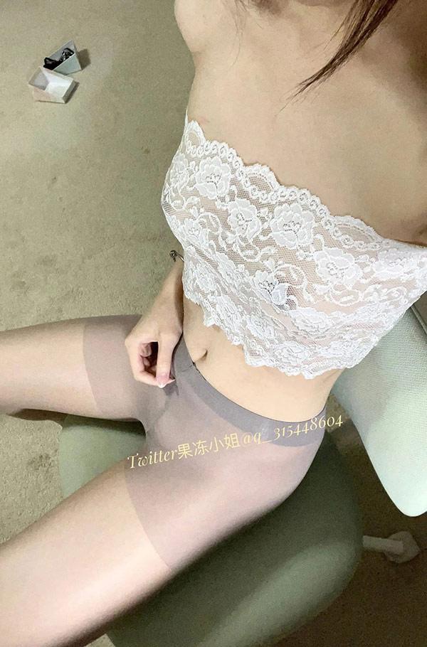 推特美女果冻小姐的居家自拍人体秀4(24)