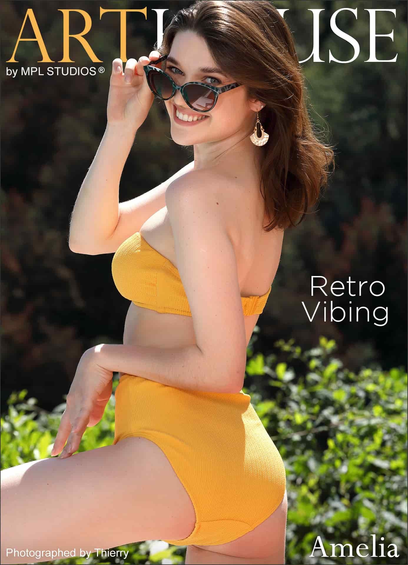 プールサイドで黄色いビキニを脱ぐ女の子 - Amelia - Retro Vibing