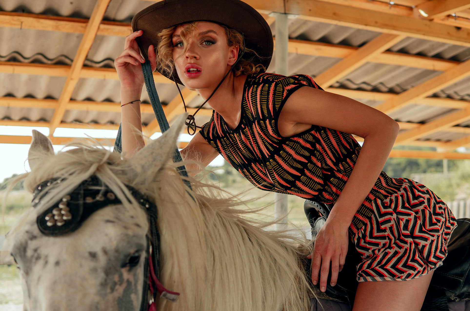Девушка и лошадь / Даша Степанова в журнале Picton / фото 04