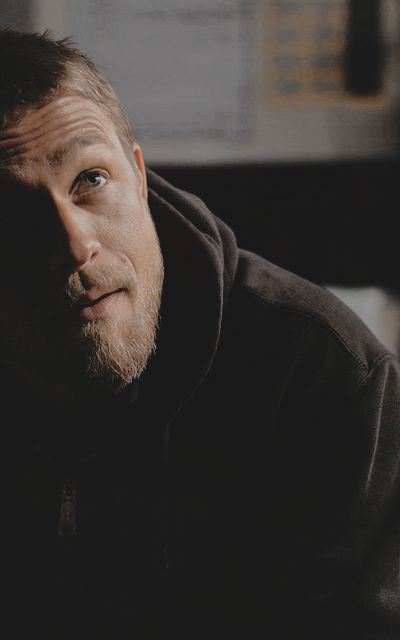 Charlie Hunnam - Page 2 8b67H4jM_o