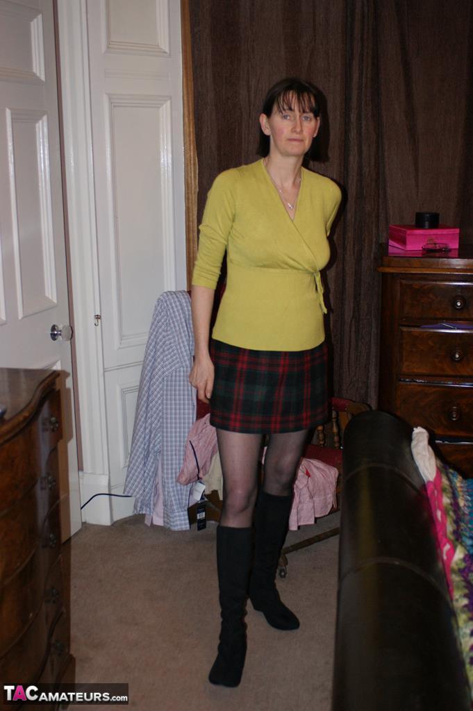 Mature amateur Slut Scot Susan toys her bush on a bed in stockings(1)