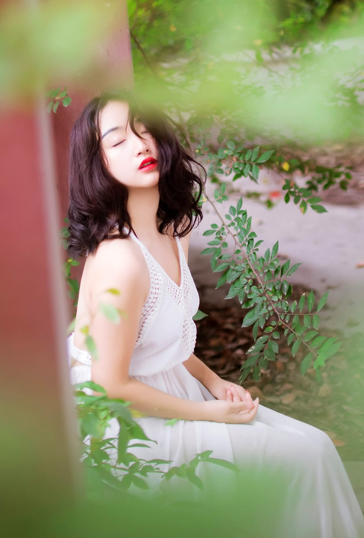 Fresh and refined female model lily exposes beautiful fairy 9