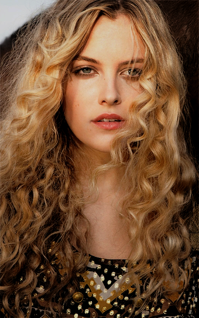 Riley Keough Yl1cBMmy_o