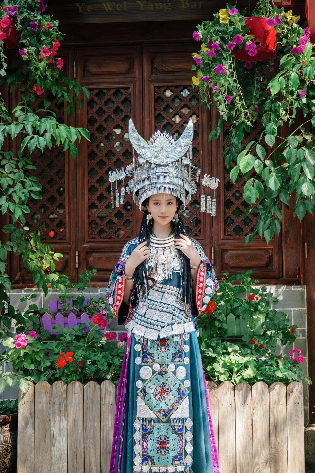 Coser@年年Nnian: 苗疆女孩 (50 photos)(2)