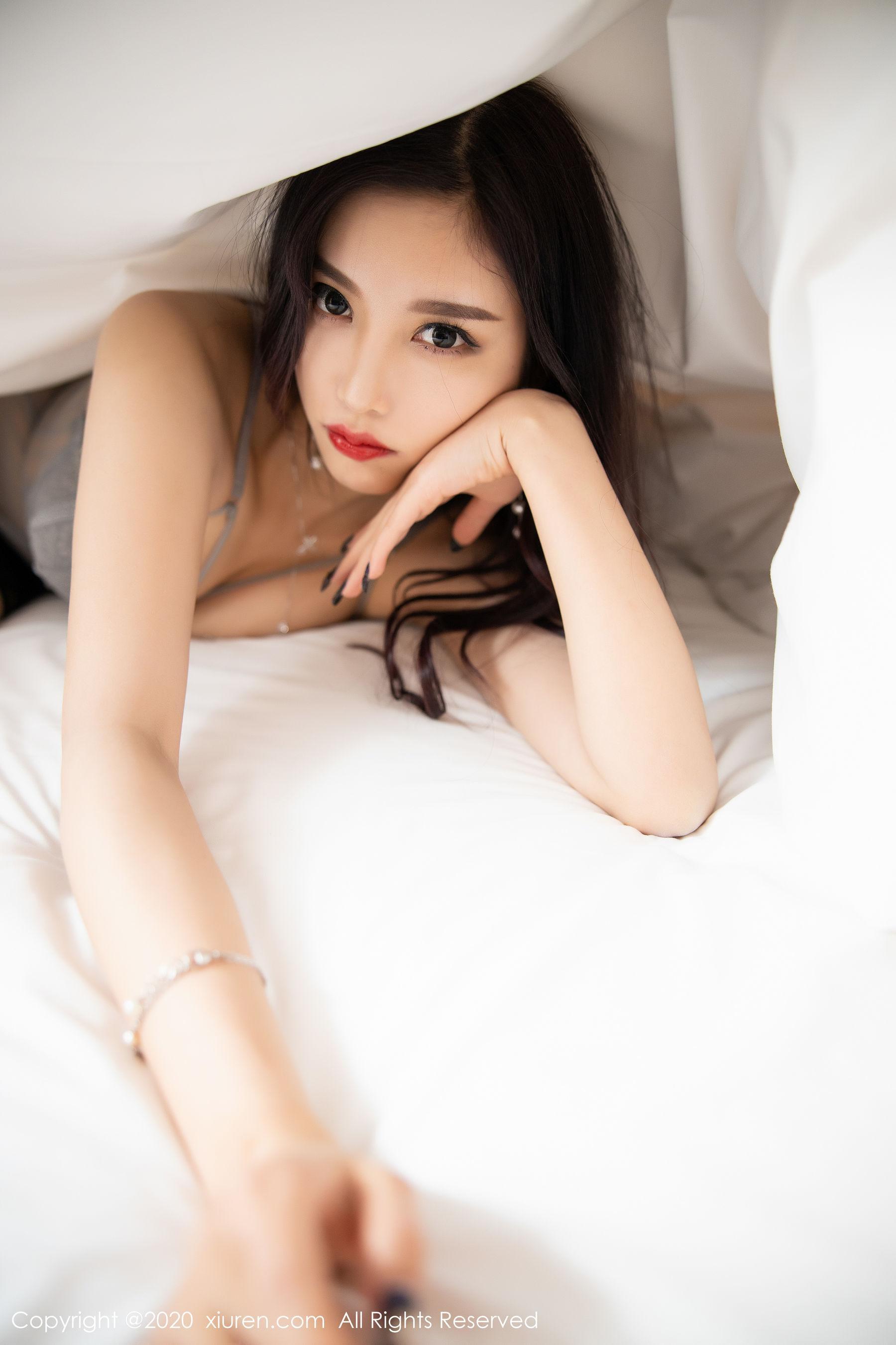 [秀人XIUREN] No.2051 杨晨晨sugar 《吊袜美腿魅惑》 写真集(64)