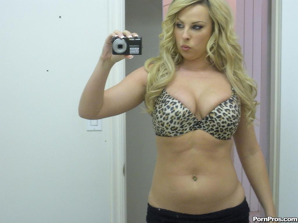 Ex-girlfriend Stephanie Blaze takes mirror selfies while getting undressed(3)