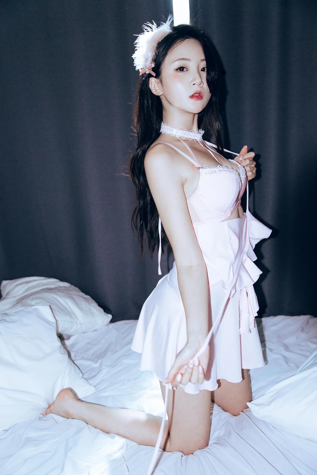 Hanseul 한슬, PhotoBook 「Black Swan」 Set.01(25)
