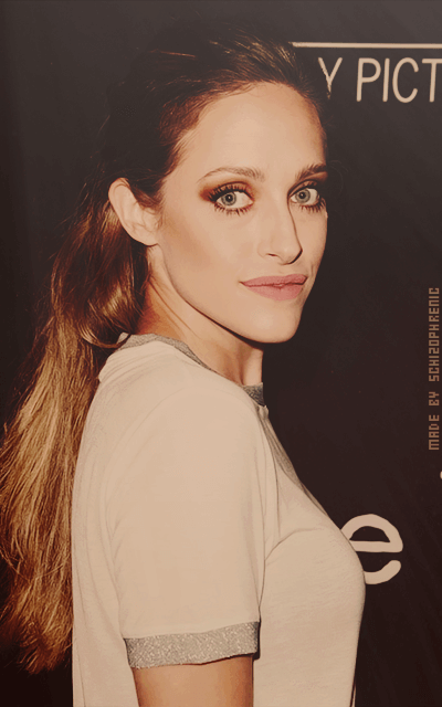 Carly Chaikin 1hEtWh9F_o