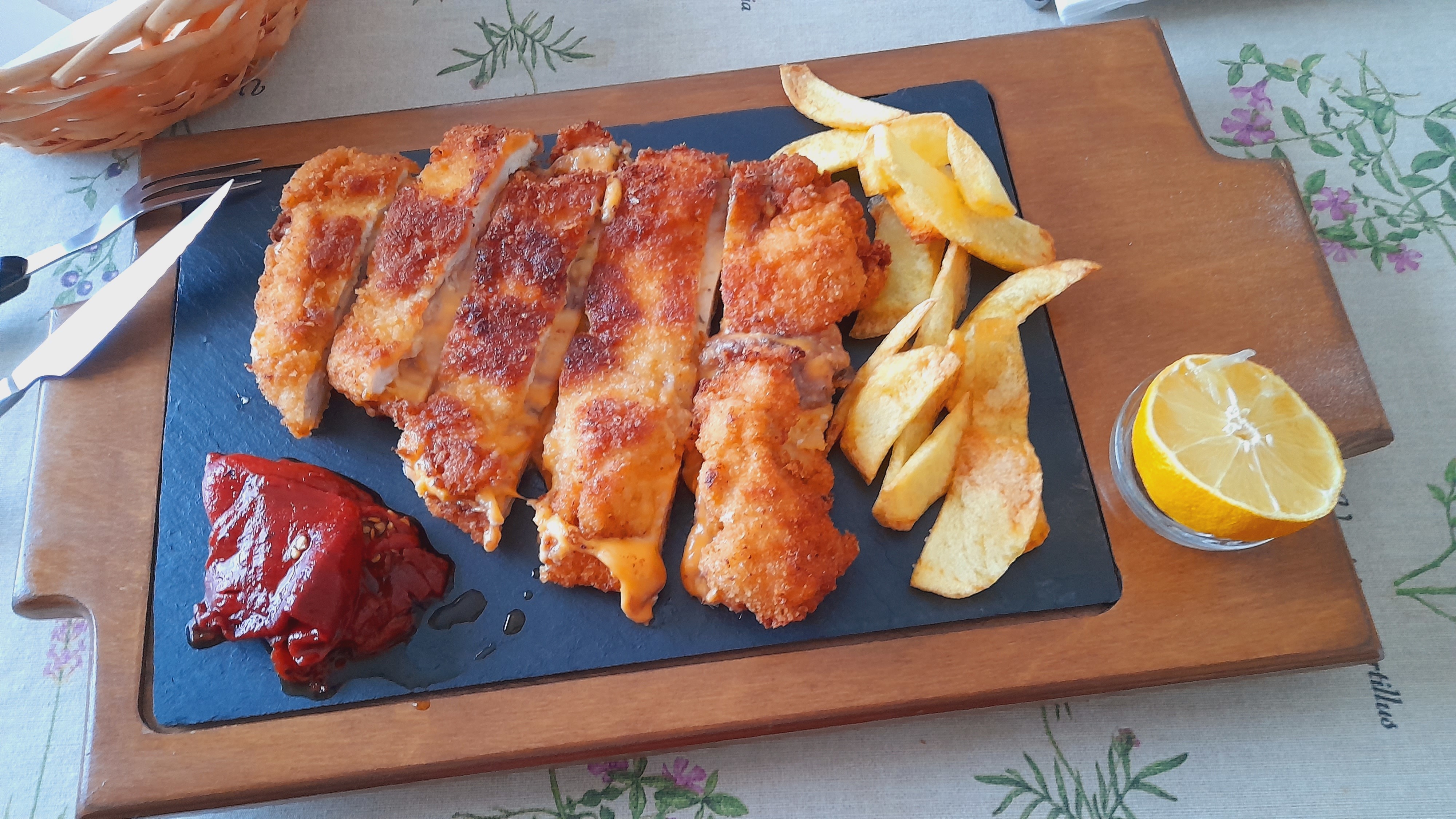 Desde luego, no hay derecho... en Madrid hacen un cachopo de 111 cm y ...