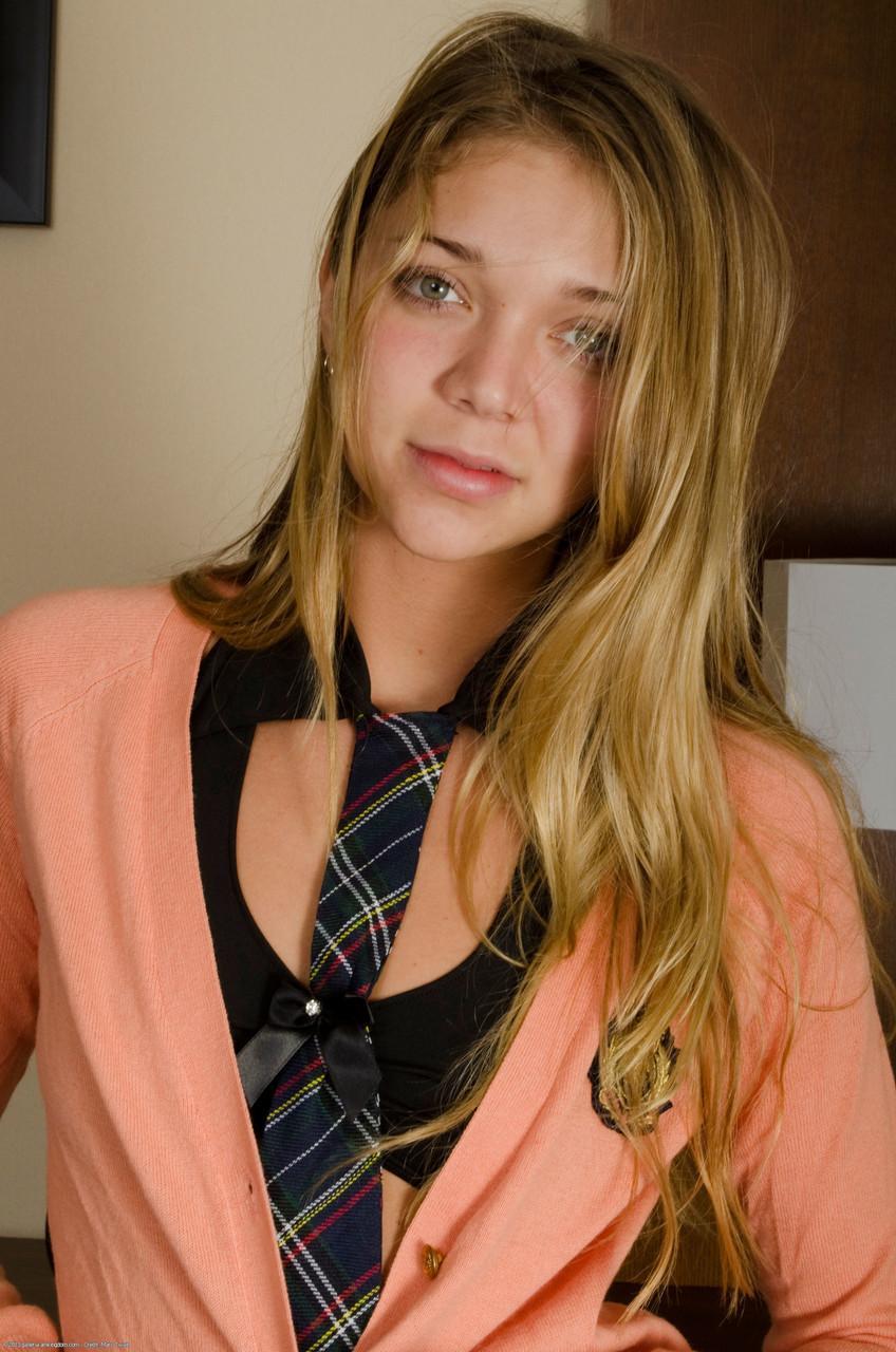 Cute amateur Jessie Andrews shows her lovely slim body and poses in a solo(5)