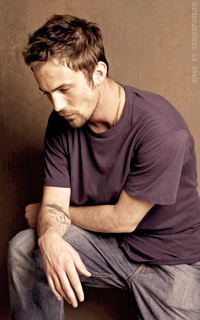 Desmond Harrington 4qReme2H_o