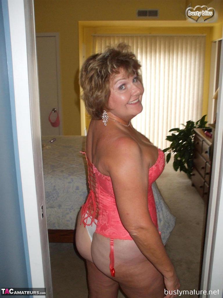 Older lady Busty Bliss frees her natural boobs from pink waist cincher(3)