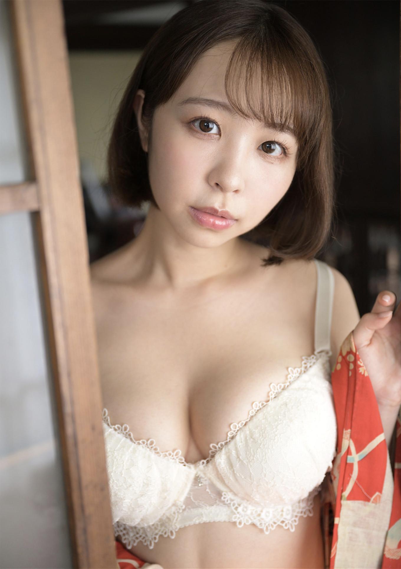 Riho Shishido 宍戸里帆, 週刊現代デジタル写真集 「現役女子大生のマシュマロ巨乳」 Set.01(6)