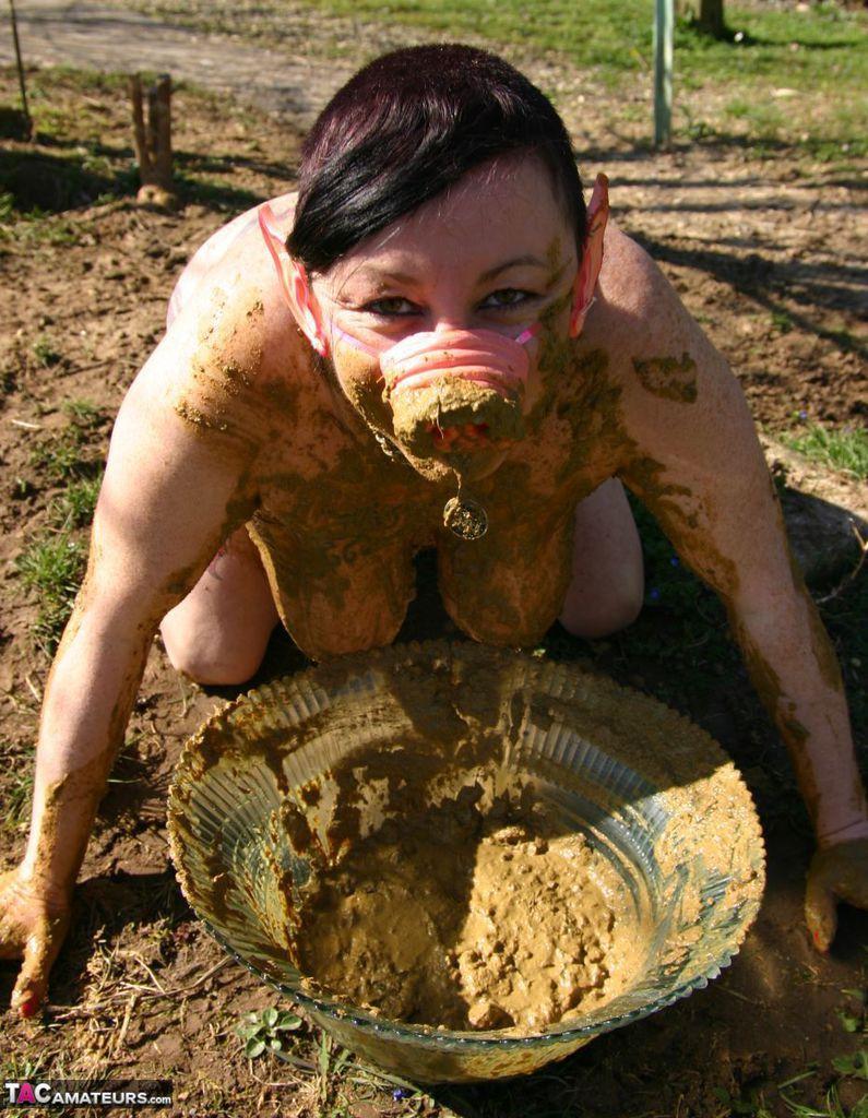 Thick amateur Mary Bitch drinks her own pee while playing in mud like a sow(7)