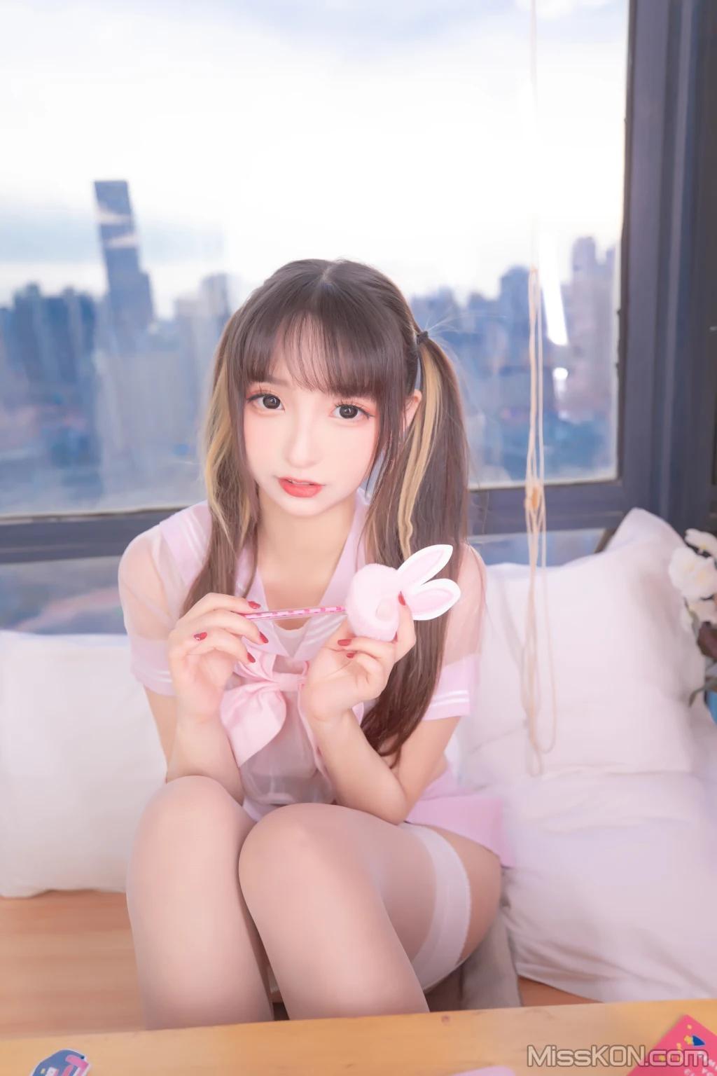 Coser@神楽坂真冬 Vol.079: 绝对企画-透明黑白水手服《特別なことに》 (150 photos )(8)