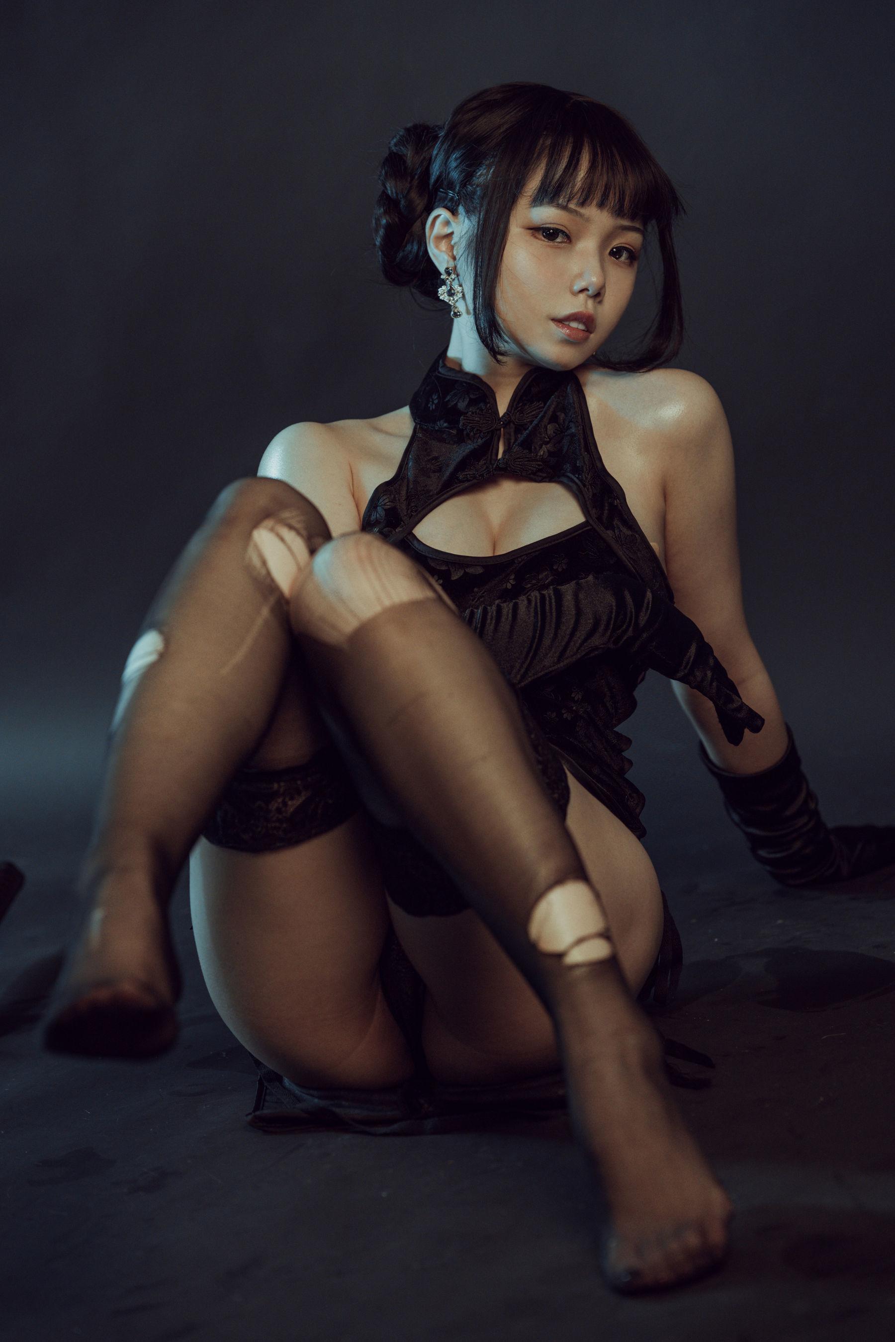 [网红COSER] 七月喵子 – 黑旗袍 写真集(27)