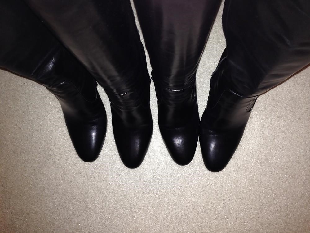 Black burberry rain boots-7373