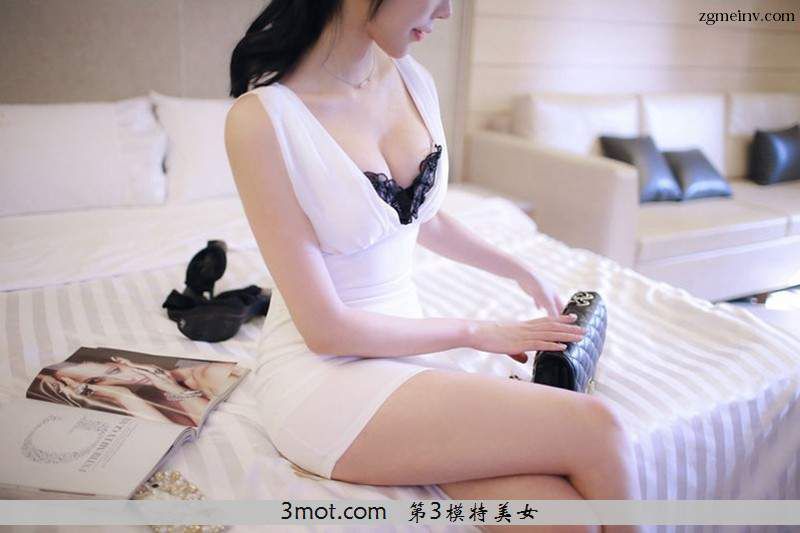 性感美女换了多套衣服等待网友出现(17)